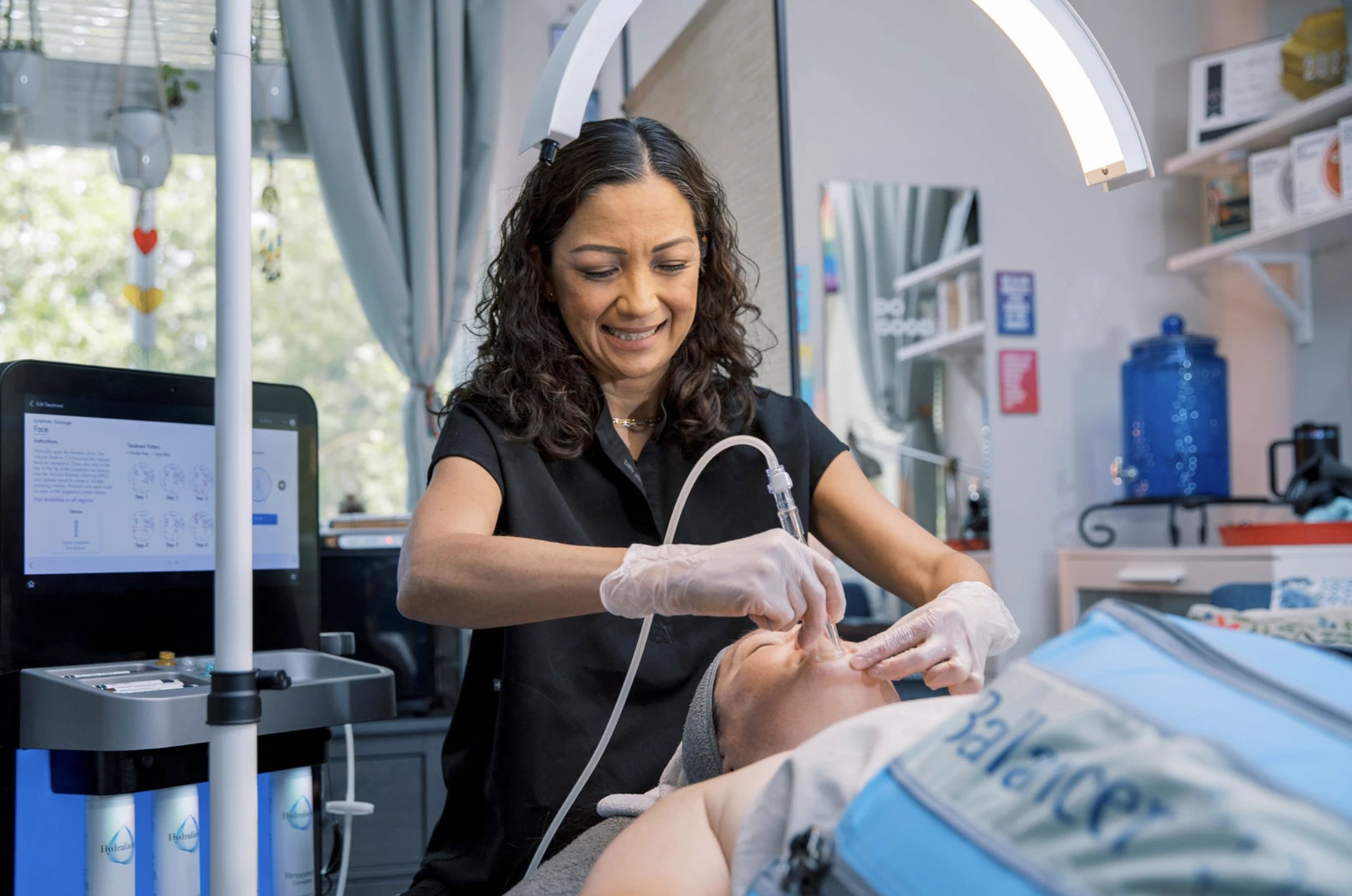 Hydrafacial™ Facial Lymphatic Cupping